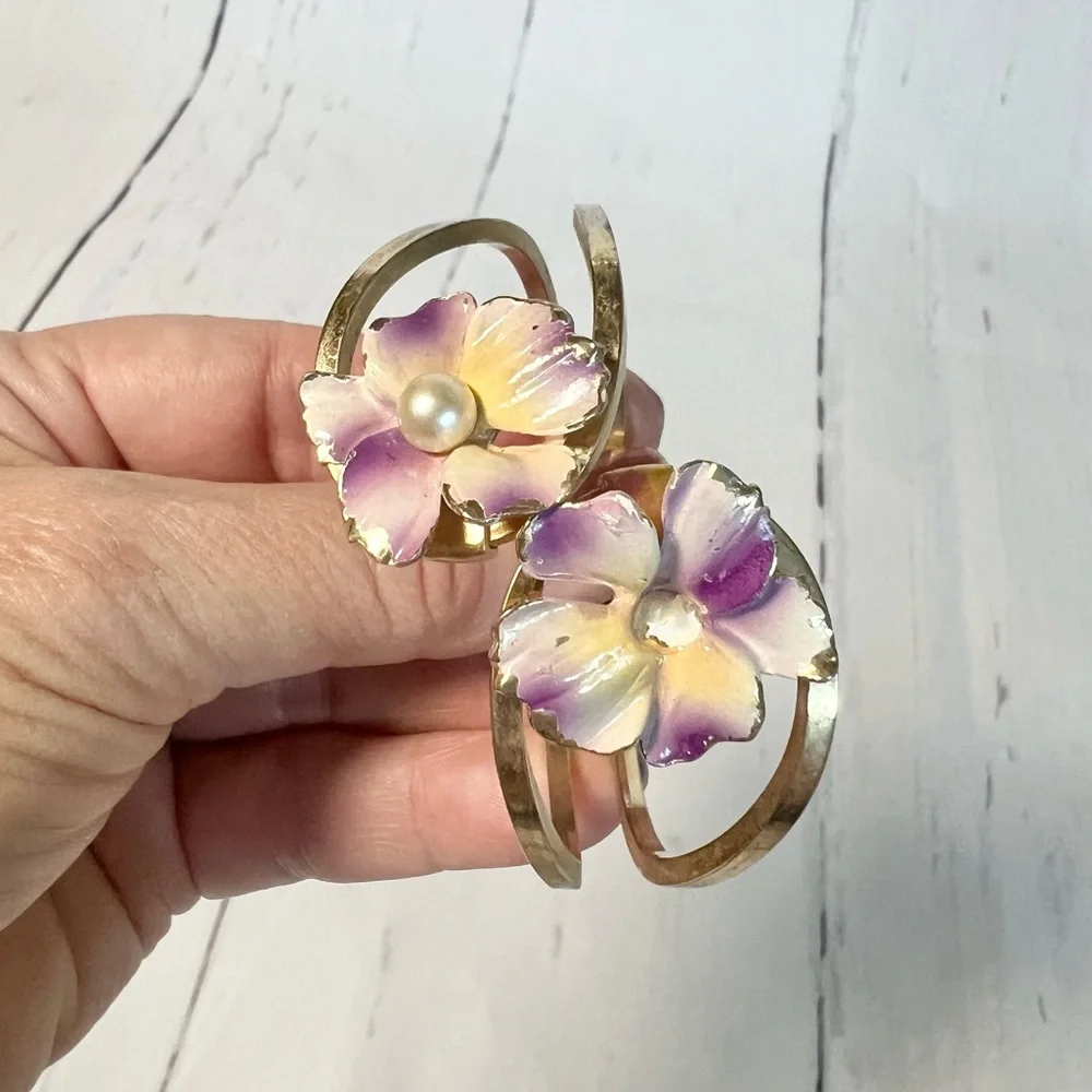 Vintage Gold Tone Hinged Painted Pansy Bangle Bracelet with Pearl